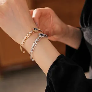 Lussuosi bracciali aperti in oro e argento con motivi floreali in zircone e pietre blu