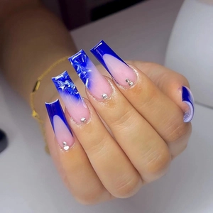 Faux ongles carrés longs dégradé bleu et rose avec texture marbre et strass argentés