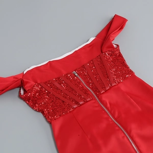 Détails de la robe rouge à épaules dénudées avec paillettes brillantes et jupe en satin