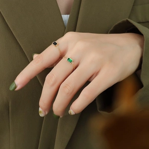 Chic gold chain rings featuring rectangular emerald green and black agate zircon stones