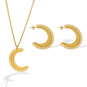Parure collier et boucles d'oreilles lune croissante dorée en acier sur fond blanc
