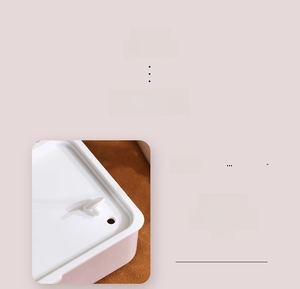 Detail showing the white lunch box lid with a built-in air vent for heat dissipation