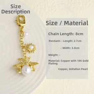 Détail d'un pendentif abeille plaqué or 18 carats avec perle et fermoir mousqueton