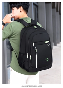 Vista trasera de una mochila negra grande para hombre con cremalleras verdes en un modelo