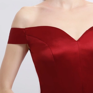 Robe de soirée élégante en satin rouge à épaules dénudées avec décolleté en cœur