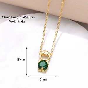 Détail du collier pendentif garçon doré avec pierre de zircone verte en forme de cœur