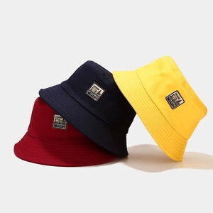 Chapeaux bob vintage en coton rouge, bleu marine et jaune avec étiquettes rétro denim