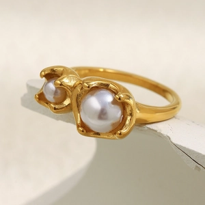 Elegante anello in acciaio inossidabile placcato oro 18K con doppie perle bianche
