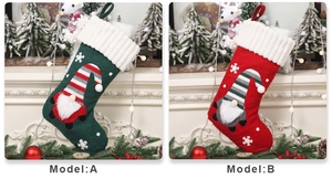 Vue détaillée des chaussettes de Noël en peluche vertes et rouges avec gnome 3D et flocons
