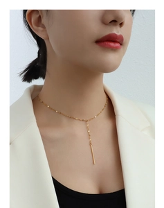Détail d'un collier en Y plaqué or 18 carats avec pendentif à pampille sur mannequin