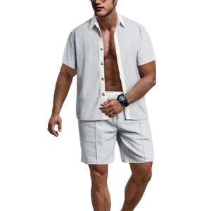 Ensemble d'été pour hommes avec chemise à manches courtes et short en maille gaufrée