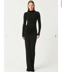 Détail d'une robe longue noire ajustée avec fronces à la taille et tissu mat drapé