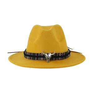 Cappello fedora elegante in feltro di lana giallo con fascia etnica e testa di toro