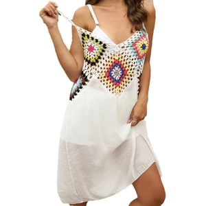 Robe de plage bohème au crochet avec carrés colorés et jupe courte en coton blanc
