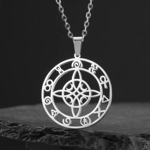 Collier avec pendentif nœud celtique lune en acier inoxydable sur fond de roche