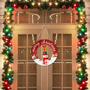 Dettaglio della targa rotonda in legno Merry Christmas con pupazzo di neve sulla porta