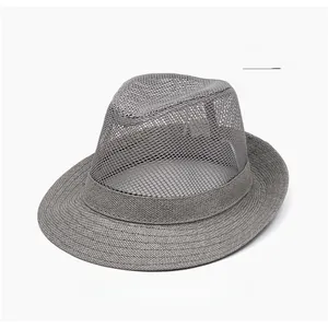 Vue détaillée de la texture en maille respirante et du ruban sur le chapeau Fedora gris