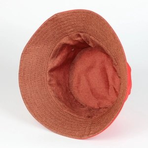 Vue détaillée de la doublure double couche en coton et lin rouge et brun du chapeau