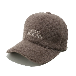 Detail der HELLO WEEKEND Stickerei auf dunkelbrauner Plüsch-Fleece Baseballkappe