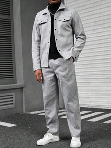 Détail de la texture grise aspect laine de l'ensemble blazer et pantalon d'extérieur