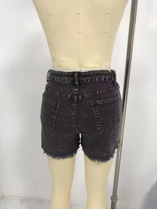 Rückansicht schwarzer Jeans-Shorts mit Distressed-Effekt und ausgefranstem Saum für Damen