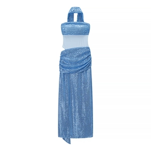Détail de robe pailletée bleue avec découpe en tulle à la taille et jupe drapée fluide