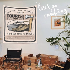 Détail d'une tapisserie de camping rétro avec illustrations d'équipement sur mur blanc