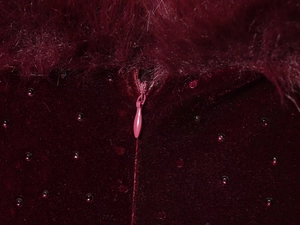 Dettaglio macro del velluto bordeaux con bordo in ecopelliccia e paillettes