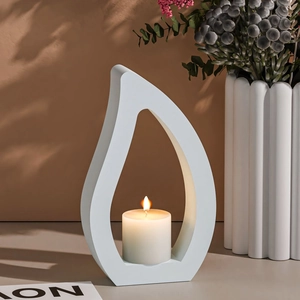 Candelabro gota de agua blanco mate con vela encendida para decoración del hogar