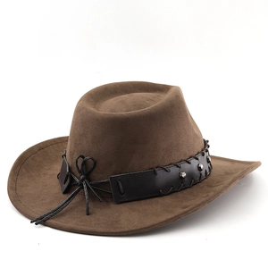 Détail d'un chapeau de cowboy en daim marron avec bande en cuir, clous en métal et nœuds