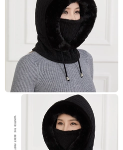 Detailweergave van de zwarte gebreide wintermuts met imitatiebont en gezichtsmasker