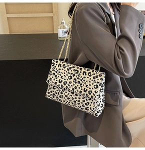 Détail du sac bandoulière à imprimé léopard avec chaîne dorée et rabat