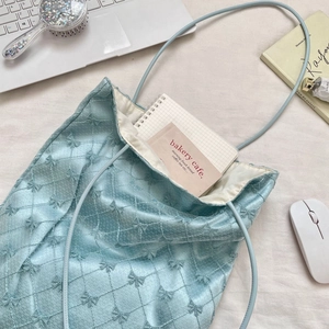 Détails de l'intérieur d'un sac cabas matelassé bleu offrant un grand volume