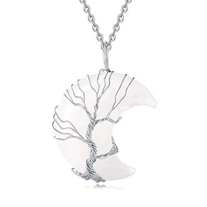 Détail de l'arbre de vie en fil argenté sur un pendentif croissant de lune