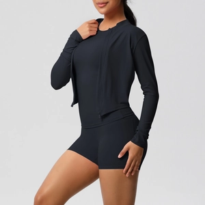 Ensemble de yoga noir trois pièces avec veste zippée, brassière et short de fitness