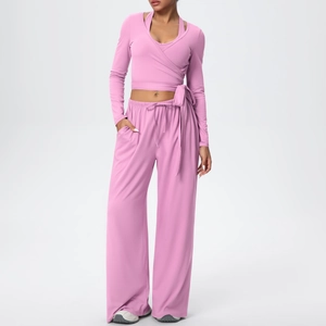 Détail de l'ensemble de yoga rose brossé avec haut croisé et pantalon large à cordon