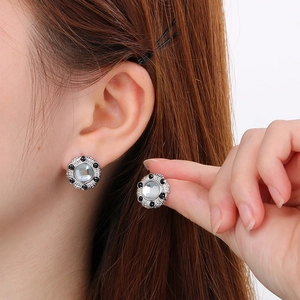 Détail de boucles d'oreilles vintage en argent avec cristal et perles noires