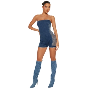 Combishort en jean avec lacets latéraux et bottes hautes en denim assorties