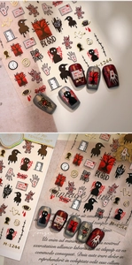 Détail macro des stickers ongles Halloween M1244 avec motifs gothiques de corbeau