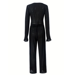 Vue arrière d'un ensemble deux pièces noir avec gilet court côtelé et pantalon assorti