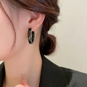 Boucles d'oreilles en C style sombre avec zircons noirs et bordure perlée argentée