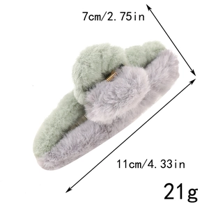 Vue détaillée des dimensions d'une pince à cheveux en peluche bicolore gris et vert