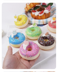 Gros plan détaillé de breloques beignets colorés en mousse PU avec anneaux en métal