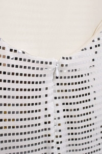 Dettaglio vestito bianco con paillettes argento a griglia e zip invisibile posteriore