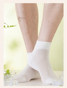 Breathable white mesh ankle socks for men with mint cooling effect and ice cube visuals