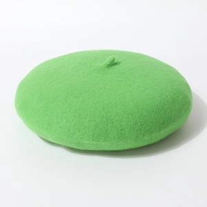 Elegante felgroene wollen baret voor dames, eenvoudige en veelzijdige kunststijl.