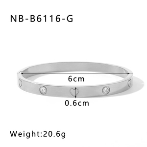 Dettaglio del bracciale a cuore argento con zirconi e diametro interno di 6 cm