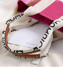 Detail of felt tote bag with cream webbing handles and MUMPICK letter print logo