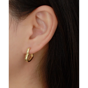 Polished gold heart-shaped hoop earrings for women made of s925 sterling silver