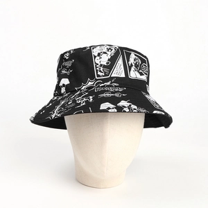 Détail d'un chapeau bob en toile noire avec imprimés de personnages de dessins animés